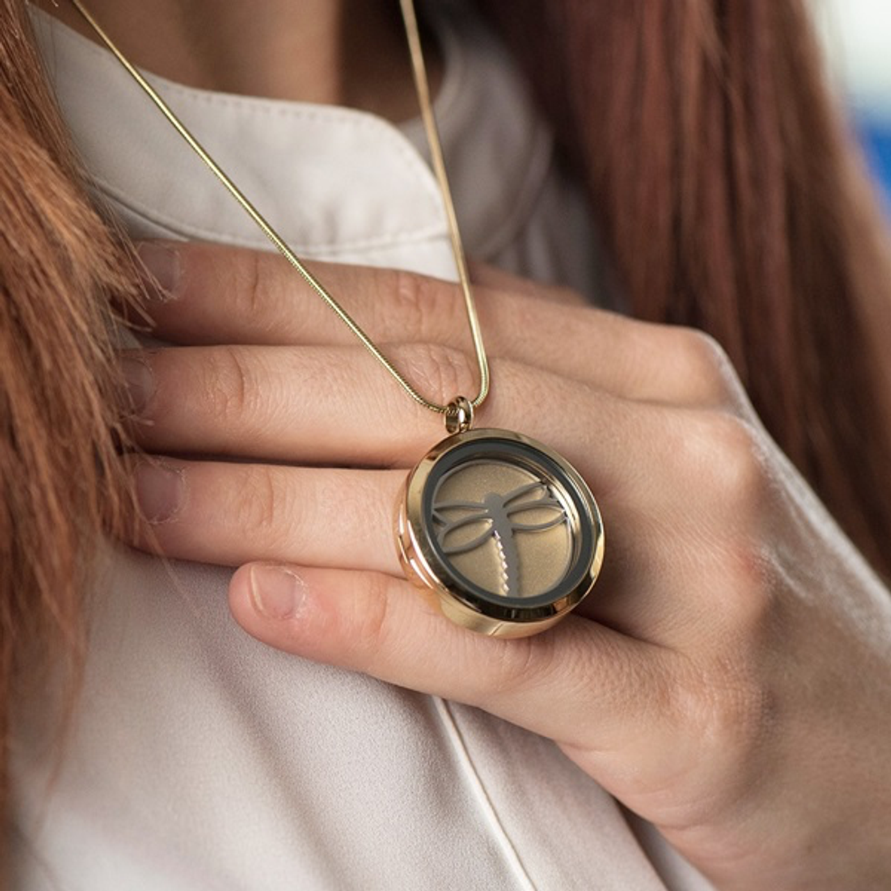 Round Necklace In Gold With Dragonfly